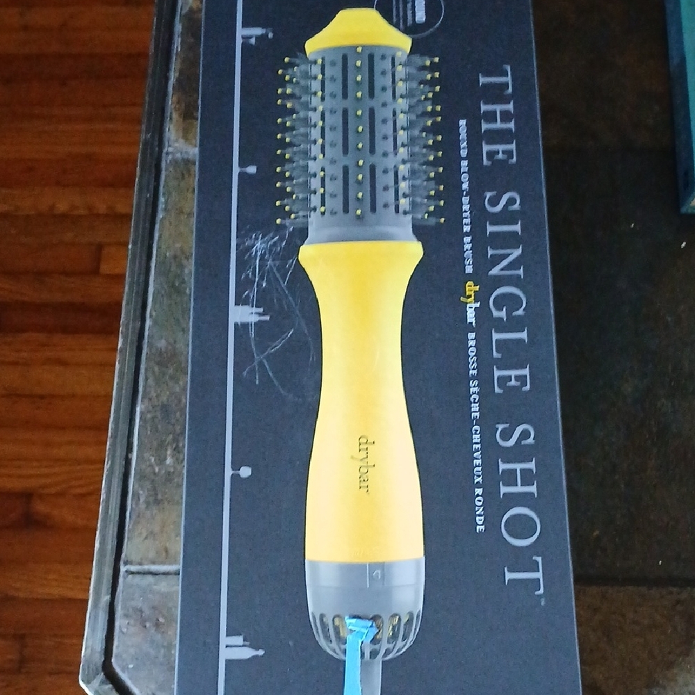 Drybar Yellow and Gray Round Volumizing Brush.      C